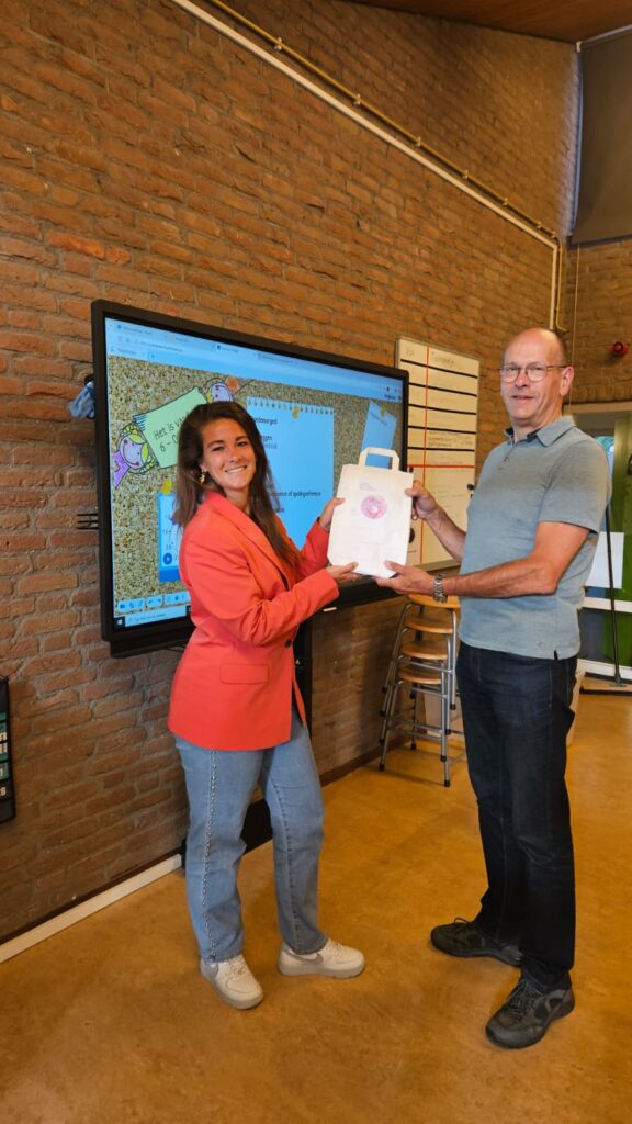 uitreiking eerste duiven voor de basisscholen bij de Sterrendonk